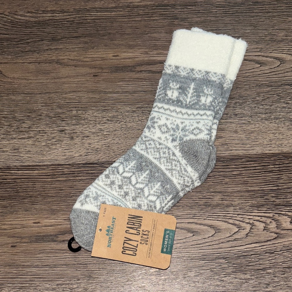 Northeast Outfitters Snowflake Socks in Gray and Cream - shoe size 5-10